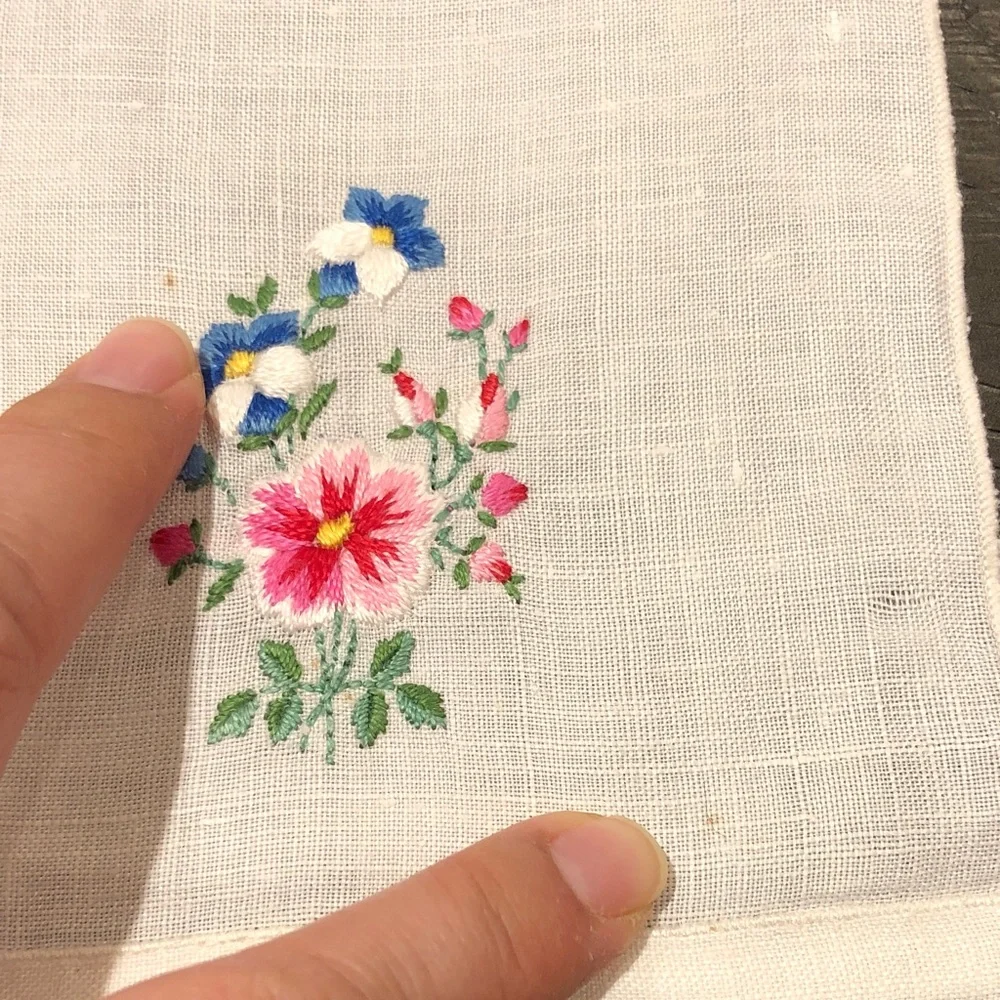 Embroidered Floral Linen Set (8)
